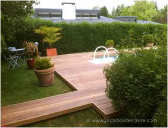 chemin de bois de piscine