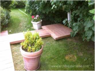 chemin de piscine en bois - personnalisation pratique entre piscine et maison