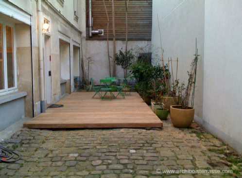 terrasse bois dans une cour interieure paris