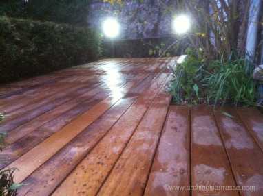 Terrasse en bois construite pour contourner les arbustes en place decoupe et bordure de terrasse bois