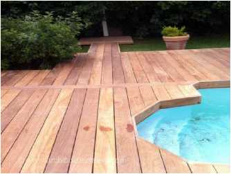 entourage en bois de piscine au contour particulier