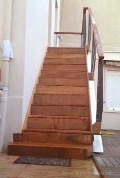Pose d'un parement de bois et d'une rampe sur un escalier en béton à Guyancourt (78) escalier parement bois et rampe