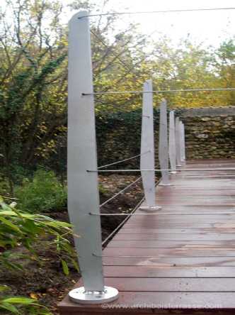 Garde-corps et cables en inox massif sur une terrasse sur pilotis garde corps en inox massif