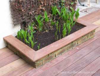 Habillage en bois d'un petit muret en brique par du bois exotique en harmonie avec la terrasse habillage terrasse bois exotique