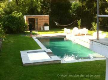 Maisonnette ou abri de piscine en bois pour réserver les éléments d'entretien de la piscine ainsi que la machinerie maisonnette ou abri de piscine en bois