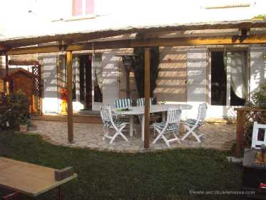 Montage d'une terrasse en bois avec une pergola montage pergola et terrasse bois