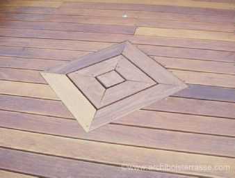 Terrasse en bois - motif esthétique et pratique cachant une trappe d’accès à un écoulement pluvial motif terrasse bois