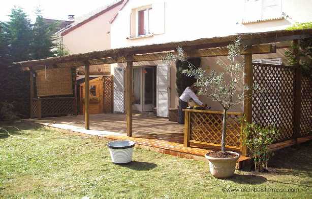Ensemble autour du bois réalisé en 2005 comprenant pergola, terrasse, claustra, rambarde et jardinière ensemble bois pergola terrasse claustra rambarde jardiniere