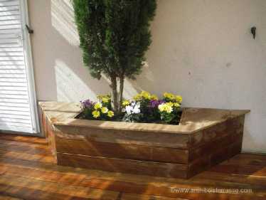 Jardinière bac à fleurs réalisée en 2005 pour accompagner une terrasse et une pergola en bois pergola et terrasse avec bac a fleurs