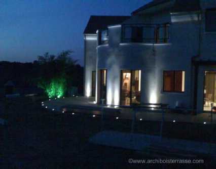 photo terrasse bois illuminée la nuit