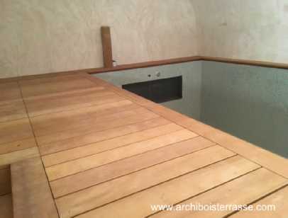Piscine intérieure en sous-sol avec terrasse en bois - Paris