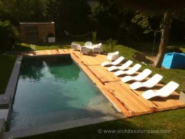 plage et tour de piscine en bois avec abri dans le meme style