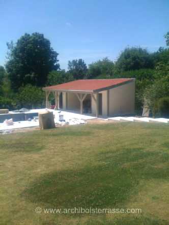Important pool-house de piscine en bois réalisé en usine et monté sur place grand pool-house de piscine en bois