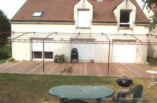 Terrasse et pergola murale, alliance du bois et du fer forgé terrasse bois et pergola murale