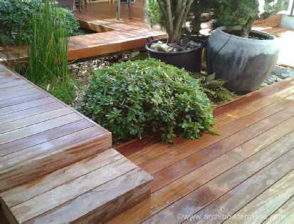 terrasse et chemin de bois