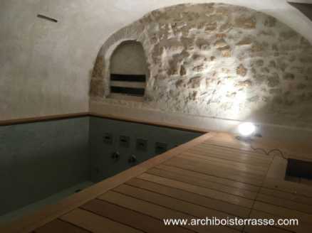 Piscine intérieure à contre-courant et terrasse bois en sous-sol - Paris