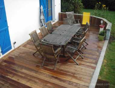Vue plongeante de la terrasse en bois avant l'installation de la véranda et de la terrasse extérieure terrasse bois avant installation de la veranda
