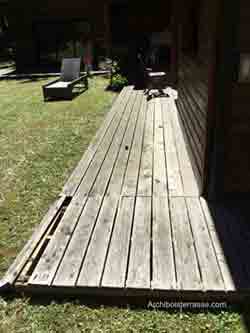 Platelage et structure de terrasse détériorés avant réfection Platelage et structure de terrasse détériorés avant réfection