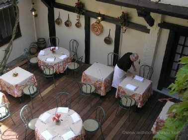 Le bois de la terrasse est en parfaite harmonie avec le style ancien de cet établissement du XVIII eme siècle terrasse bois de restaurant au style ancien