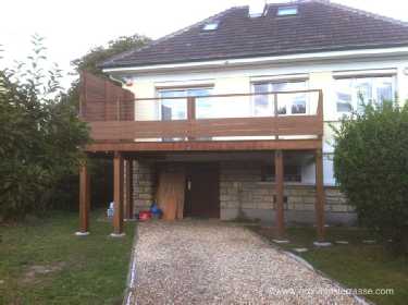 terrasse bois en hauteur avec garde-fou