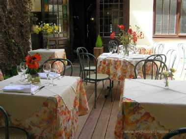 Hôtel restaurant d'evreux à Vernon - les tables posées sur notre terrasse en bois sont dressées pour le service et donnent envie de profiter d'un bon moment de gastronomie terrasse hotel restaurant avec tables dressees pour le service