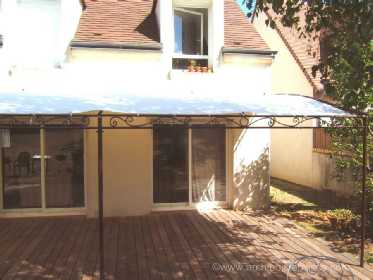 Terrasse en bois et pergola en fer forgé avec toile amovible réalisée en collaboration avec la maison ourika terrasse bois et pergola fer forge