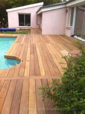 Terrasse et chemin de bois reliant la piscine à la maison - ensemble bois au style adapté à l' espace de vie avec des contours personnalisés terrasse et chemin de bois, lien entre piscine et maison