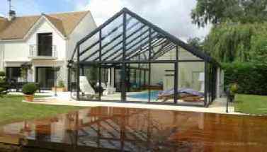terrasse de piscine en bois, le design moderne