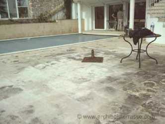 terrasse de piscine en bois posee sur du carrelage défectueux