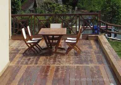 terrasse de balcon en bois avec rambarde