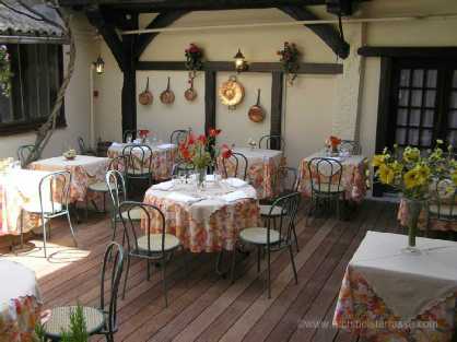 Terrasse en bois de restaurant située dans un patio - la chaleur du bois appelle à la convivialité autour d'une table terrasse bois de restaurant dans un patio