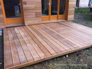 petite terrasse de maison en bois
