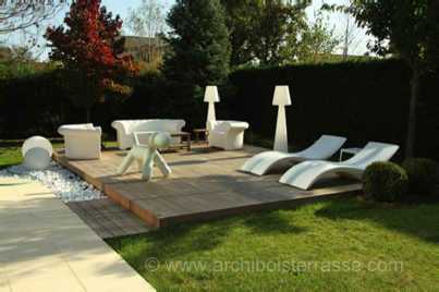 terrasse de piscine avec salon et decor design