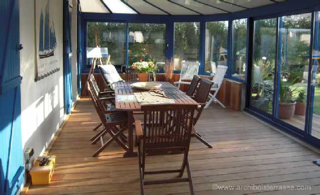 La terrasse en bois est protégée des intempéries et gardera sa couleur d'origine terrasse de veranda en bois garde sa teinte