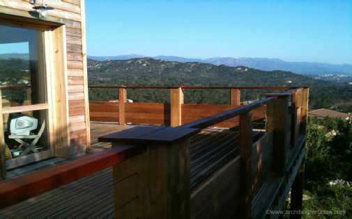 terrasse pilotis autour de la maison corse