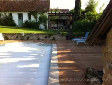 terrasse de piscine du chateau, transition entre pierres et bois