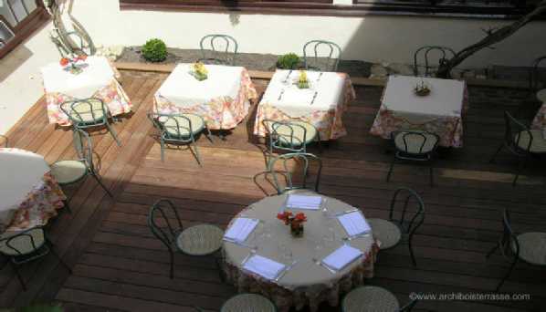 Terrasse du restaurant et hôtel d'Evreux à Vernon (27) - vue du dessus - les modules séparés sont bien distincts terrasse de restaurant modules en bois