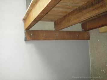 terrasse suspendue, fixation des solives en bois sur le mur et sur des poteaux terrasse suspendue fixation des solives