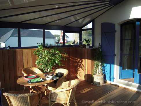 Terrasse intérieure de véranda en bois exotique avec habillages bois terrasse interieure de veranda en bois exotique