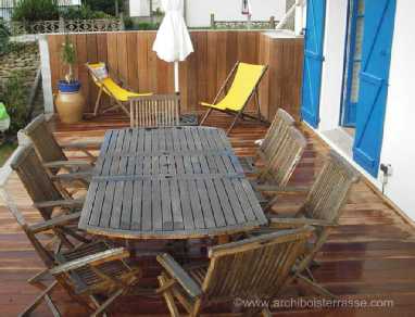 veranda avec plancher et muret en bois