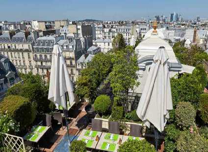 Terrasse en bois du toit d'un Palace à Paris