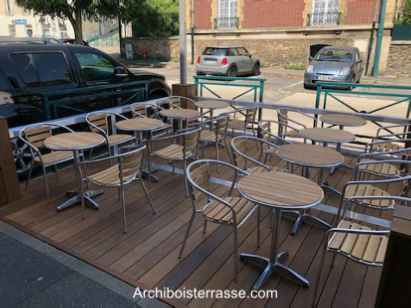 Terrasse en bois « au vin d’honneur » à Pontoise avec assises temporaires