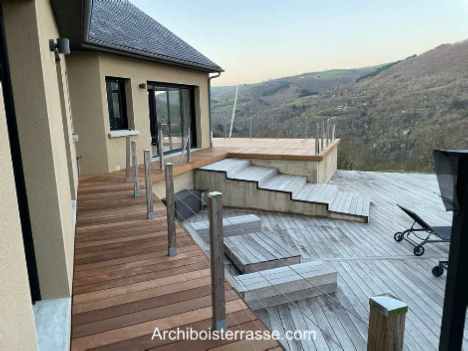 Terrasse dans l'Aveyron (12) extension d'un existant avec terrasse bois et habillage d'une coursive circulaire