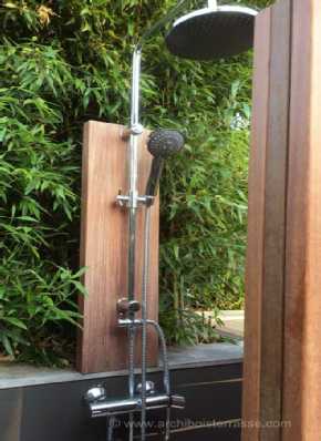 douche de piscine en bois exotique durable et resistant