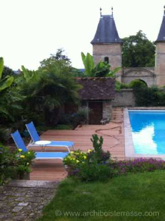 terrasse piscine, le bois matiere ideale pour allier ancien au moderne