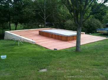 grand jacuzzi sur terrasse bois