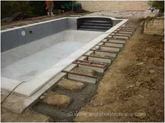 piscine, montage des lambourdes sur les plots beton