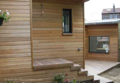 terrasse accueil escalier chemin de bois et entourage de piscine