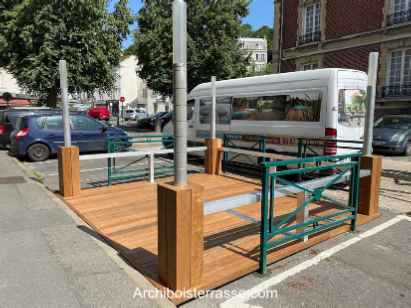 Terrasse bois avec lame de rupture (milieu du plateau) en inox et lampadaires design en aluminium