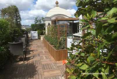 Terrasse en bois et jardin suspendu d'hôtel restaurant à Paris